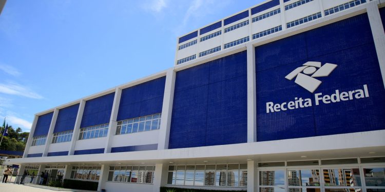 Novo golpe da Receita Federal engana brasileiros com falsas multas