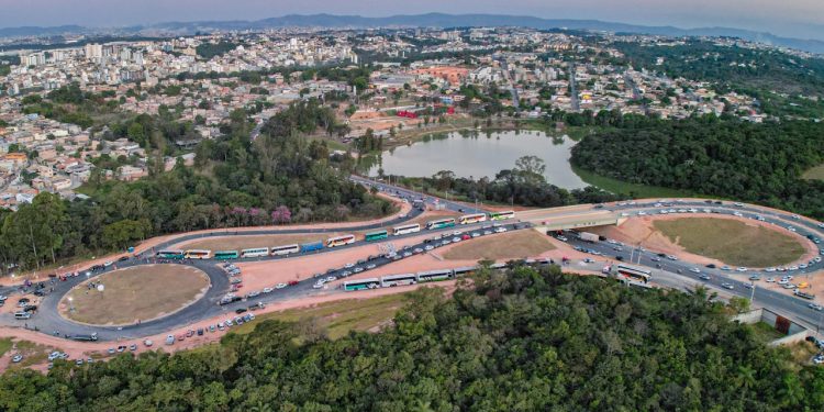 Cidade mineira encanta com dinamismo industrial e parques acolhedores