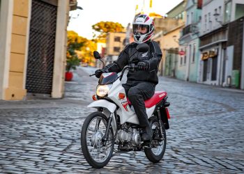 Moto popular da Honda é a queridinha em 2025, custa menos de R$ 10 mil, e faz quase 50 km com 1 litro de combustível