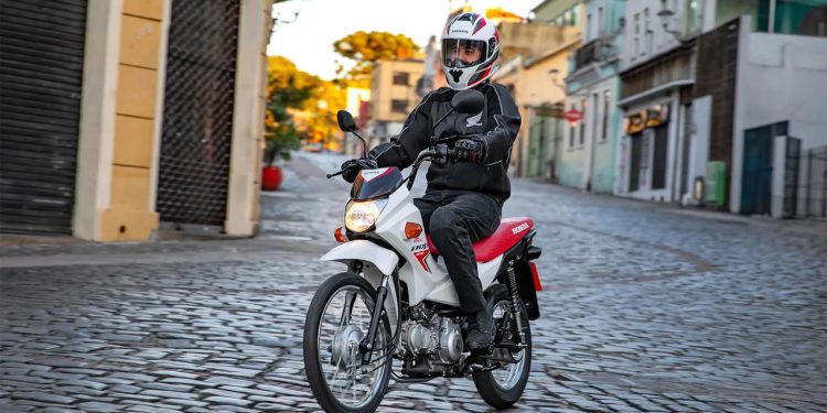Honda lança moto mais barata que custa menos de R$ 10 mil e faz quase 50 km com 1 litro de combustível!