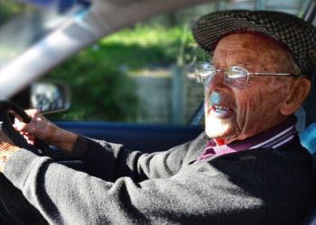 Aviso importante para motoristas com 50 anos ou mais
