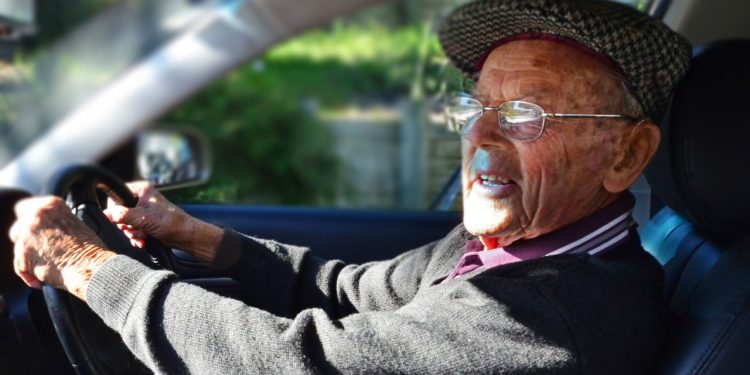 Aviso importante para motoristas com 50 anos ou mais