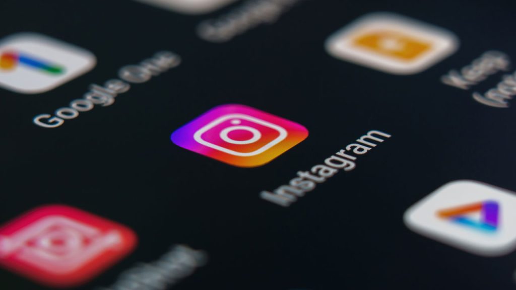 Instagram deleta vídeo e levanta suspeitas sobre influência das emissoras