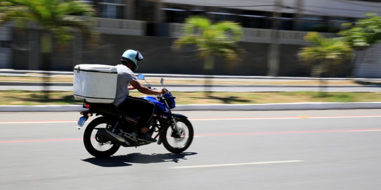 Goiás parcela licenciamento e isenta IPVA de motos