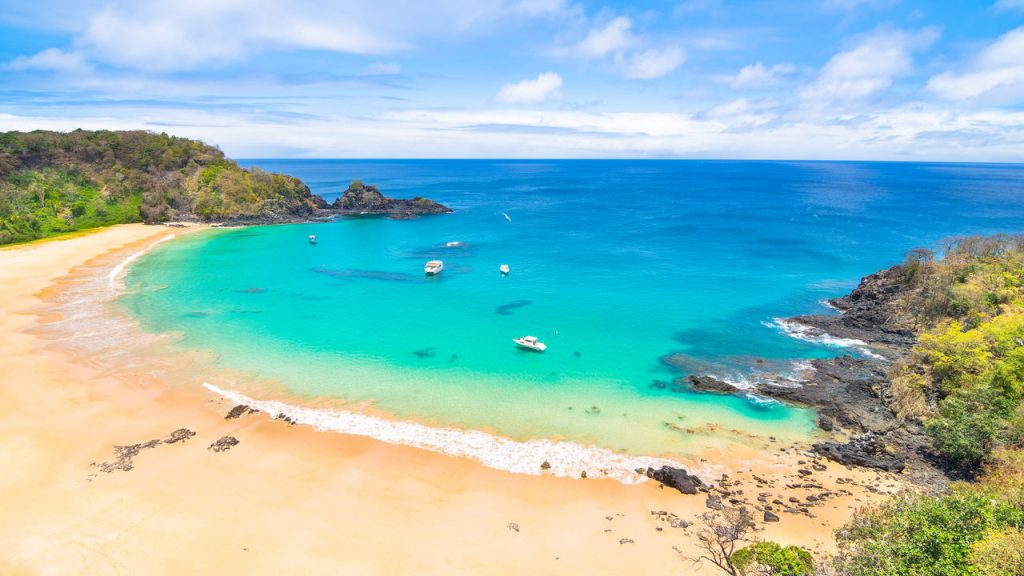 Descubra a praia paradisíaca que conquista viajantes do mundo todo
