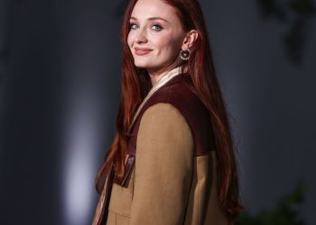 A cortina caiu Sophie Turner mostrou sua força de Sansa Stark ao sucesso global!