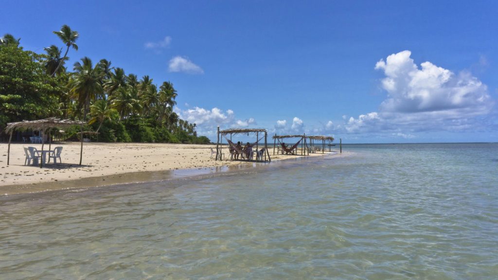 Município histórico com origens em 1565 abriga praias preservadas e piscinas naturais que guardam a essência litorânea da Bahia colonial