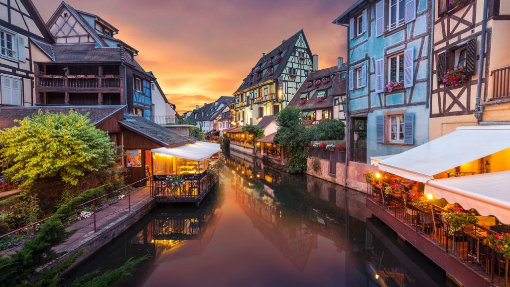 Colmar te chama para uma viagem de conto de fadas com canais e casas coloridas