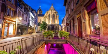 Essa cidade da França parece ter saído de um conto de fadas