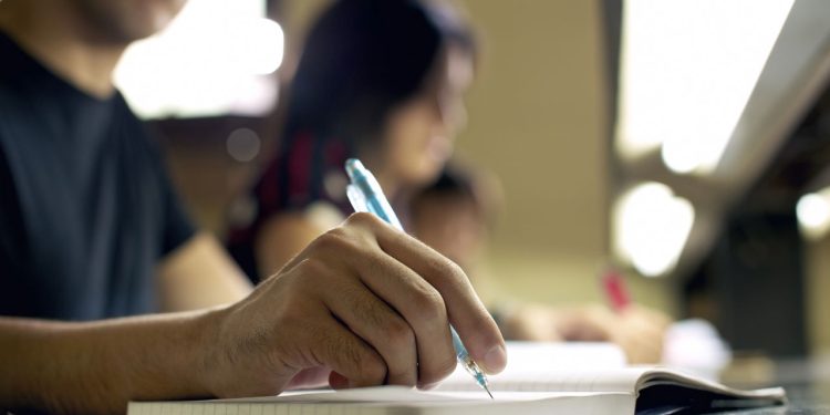 Estudantes estão recebendo até R$ 3.200 com esse programa do Governo