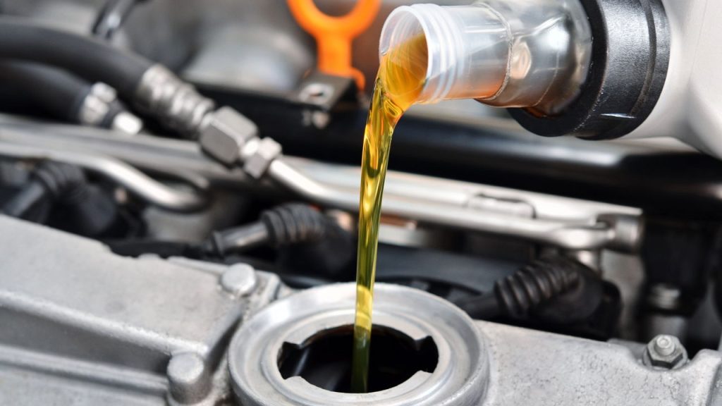 Fazer isso na hora da manutenção ou troca de óleo do seu carro pode te fazer economizar até 70%
