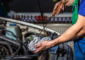 Fazer isso na hora da manutenção ou troca de óleo do seu carro pode te fazer economizar até 70%
