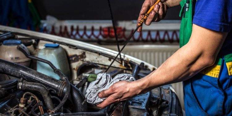 Fazer isso na hora da manutenção ou troca de óleo do seu carro pode te fazer economizar até 70%