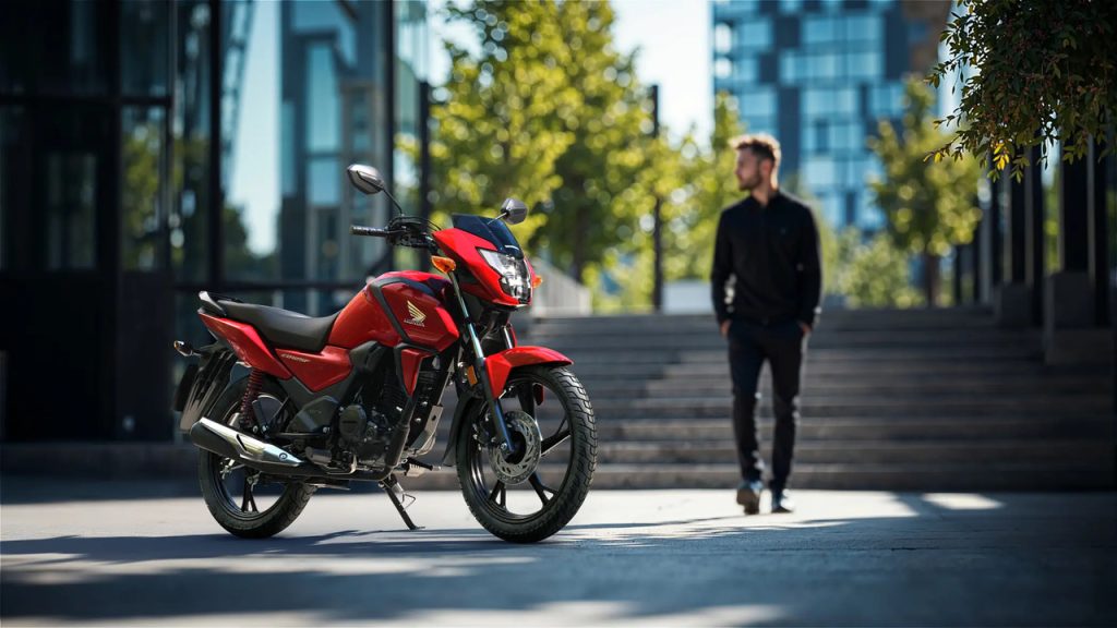 A moto queridinha da Honda chega com painel digital e consumo de 66 km/l