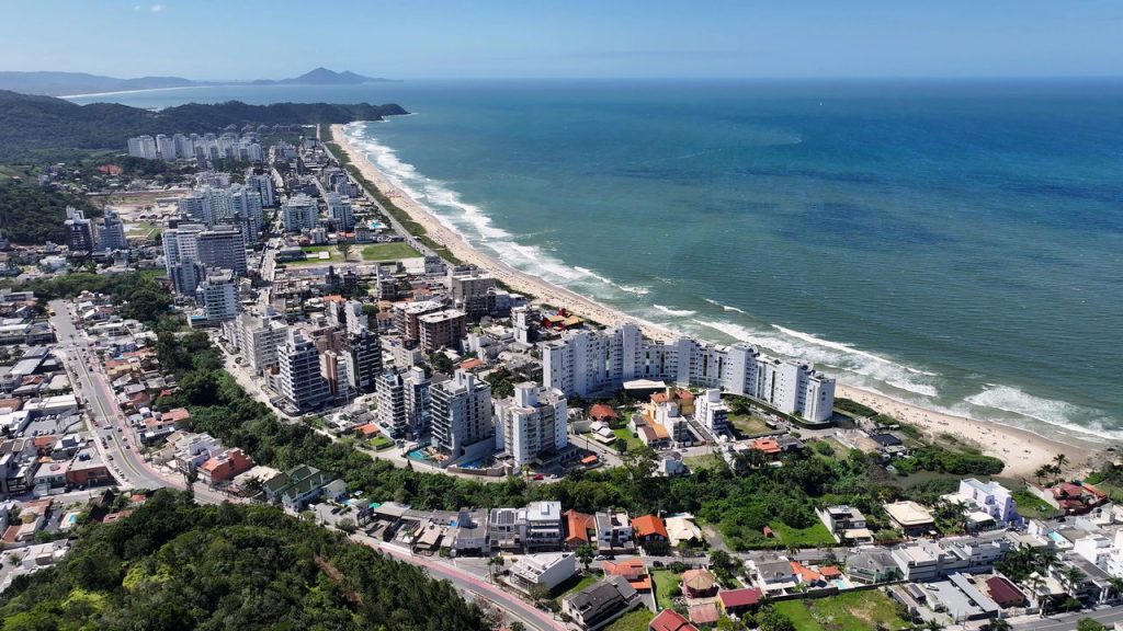 Cidade catarinense encanta com tranquilidade e praias acolhedoras