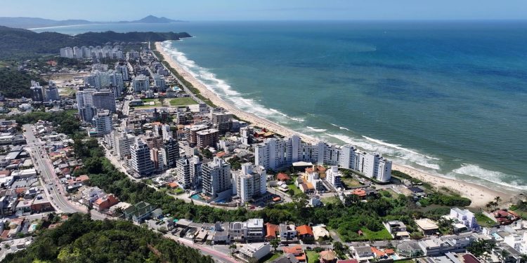 Cidade catarinense encanta com tranquilidade e praias acolhedoras