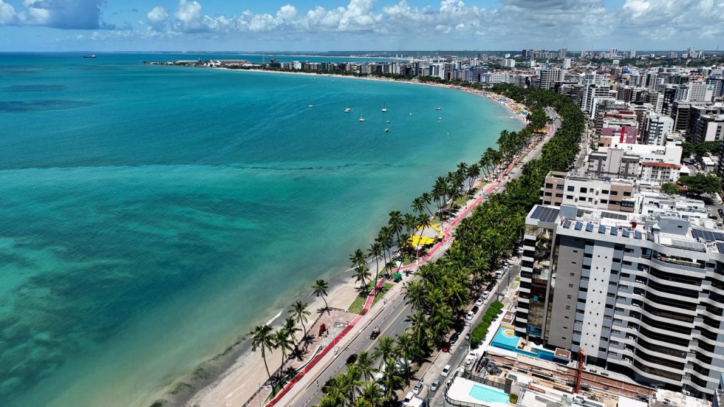 A cidade nordestina que conquista turistas com seu mar incrível