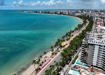 A cidade nordestina que conquista turistas com seu mar incrível