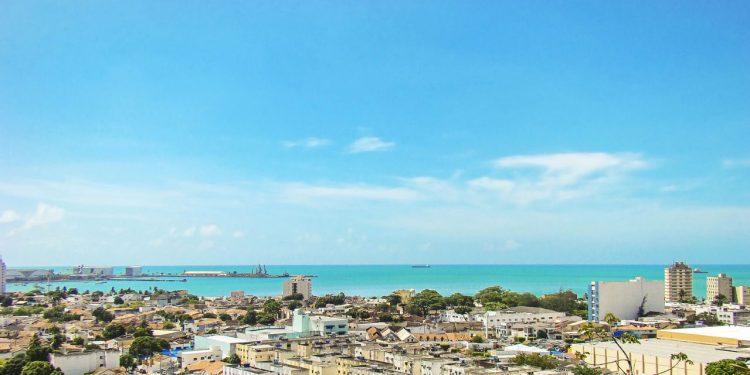 Essa cidade tem o mar mais azul do Brasil e está conquistando novos moradores