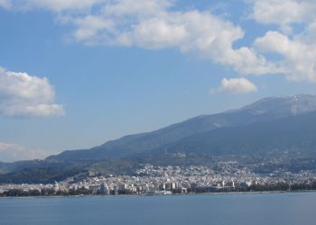 Terceira maior cidade grega te convida para uma viagem aérea ida e volta