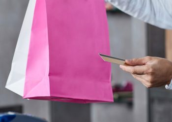 Aprenda a usar o cartão de crédito sem cair em dívidas com essas dicas