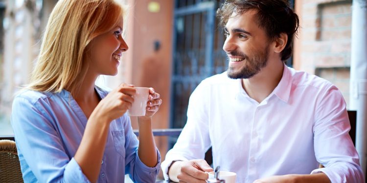Cafeteiras compactas de até R$ 100 que garantem café quente rápido e sem bagunça