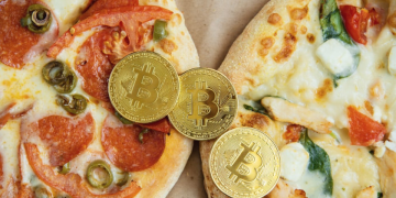 Cripto: Bitcoin cai no "Pizza Day" com cautela global
