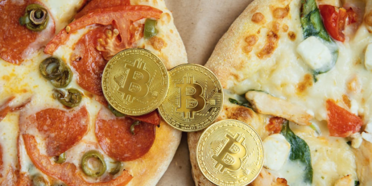 Bitcoin dispara aos US$ 111 mil e bate recorde no "Pizza Day"