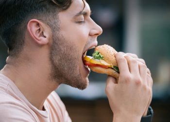 As regras para comer em público podem te pegar de surpresa
