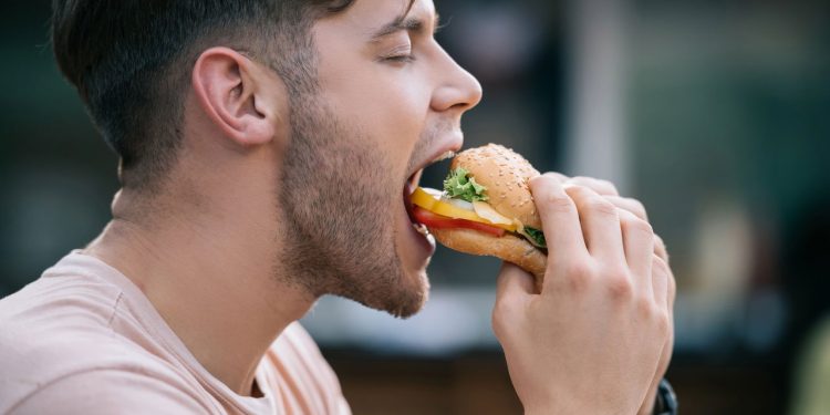 As regras para comer em público podem te pegar de surpresa