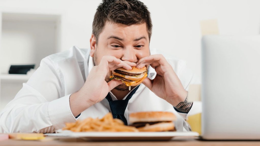 As regras para comer em público podem te pegar de surpresa