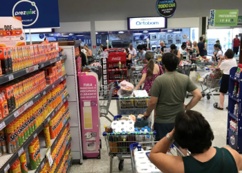 Confiança do consumidor cresce em maio, mas segue em nível pessimista