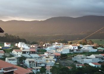 A "Cidade do Lobisomem" que surpreende com uma praia de água doce em SP