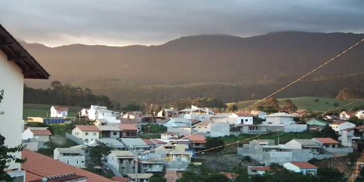 A "Cidade do Lobisomem" que surpreende com uma praia de água doce em SP