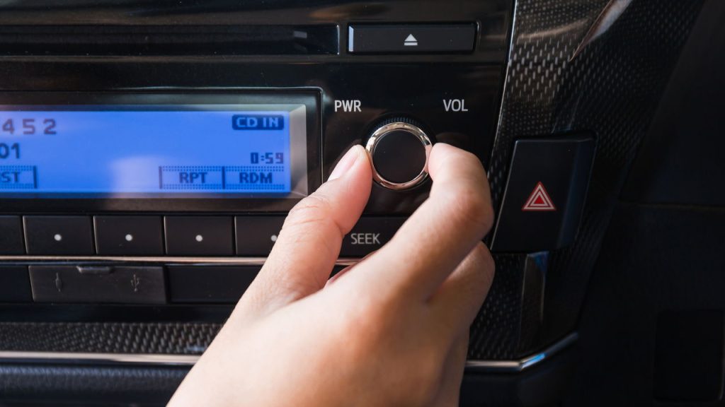 Quem liga o som no carro precisa saber deste comunicado em 2025