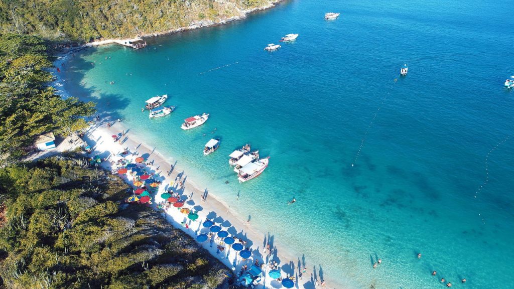 Povoado com raízes históricas de 521 anos, foi palco de batalhas coloniais e hoje é o maior destino de ecoturismo marinho com o título de Caribe Brasileiro no Rio