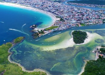 A cidade do litoral Rio de Janeiro que encanta viajantes com praias de areia branca e mar cristalino