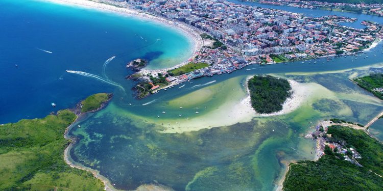 A cidade do litoral Rio de Janeiro que encanta viajantes com praias de areia branca e mar cristalino