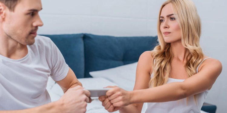 Cada vez mais pessoas estão usando o celular para salvar o namoro