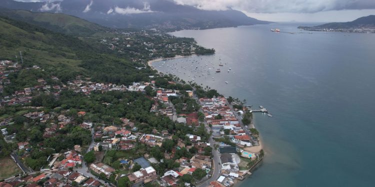 Essa cidade no litoral paulista conquista brasileiros e estrangeiros por unir belezas naturais e qualidade de vida