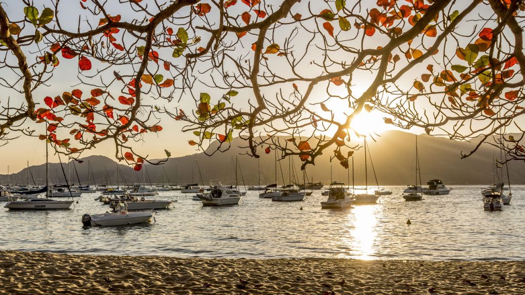 Uma cidade encantadora com praias, trilhas e qualidade de vida