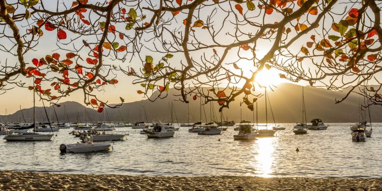 Uma cidade encantadora com praias, trilhas e qualidade de vida