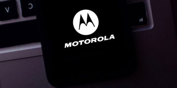 Celular baratinho da Motorola é perfeito para tirar fotos, custa menos de R$ 1.400 e é ideal para começar o mês de outubro