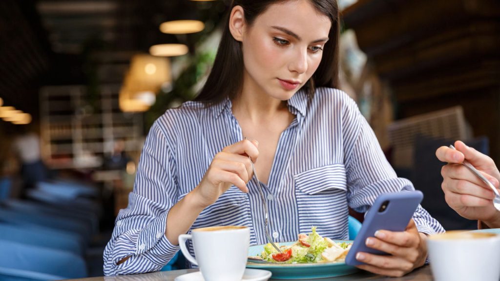 Planejar as refeições com o celular virou hábito entre quem quer economizar