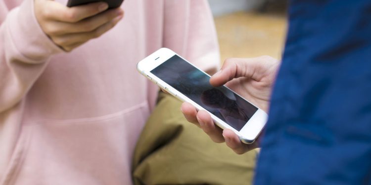 Antes de acreditar em um anúncio de celular, você tem que saber disso