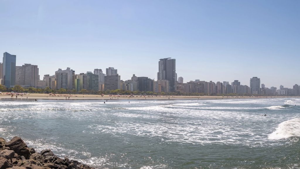 Essa cidade do litoral de São Paulo está encantando quem decide morar lá
