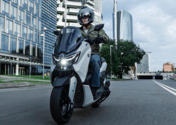 Yamaha NMAX seminova e seus diferenciais tecnológicos e de consumo