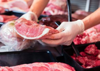 O segredo que vai te fazer comprar pão e carne mais baratos