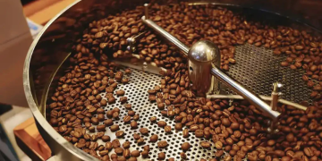 Commodities: Café e milho caem de olho em clima e tensão entre EUA e México