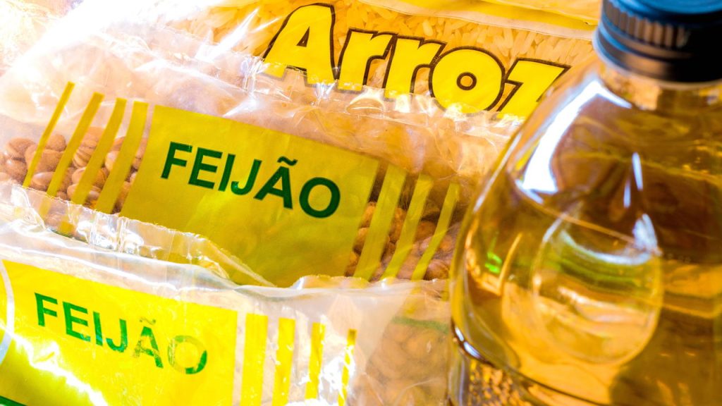 Cesta básica atinge R$ 586 e pesa no bolso das famílias